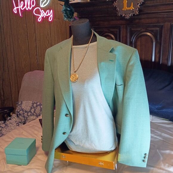Green Sport Coat with Modern Cut and Notched Lapels - Picture 14 of 16